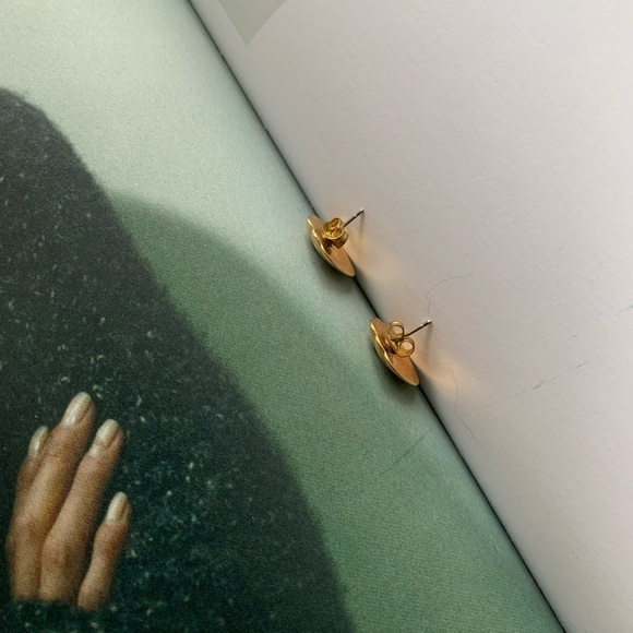 Vintage Gold-plated Shell Stud Earrings - Picture 2 of 2